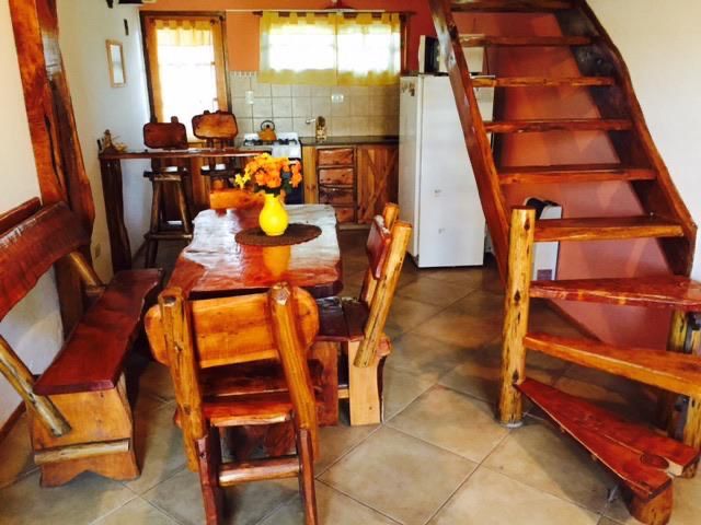 Comedor con muebles de Ciprés, en todas nuestras cabañas . de Cabañas Playa del Sol