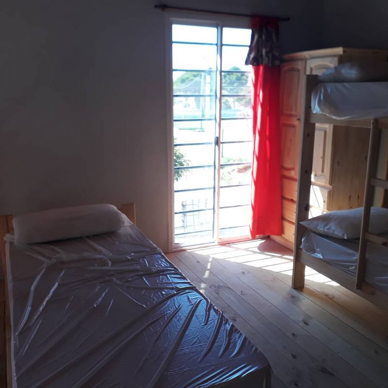 habitacion con cama simple y cucheta en entre piso de Dúplex San Clemente