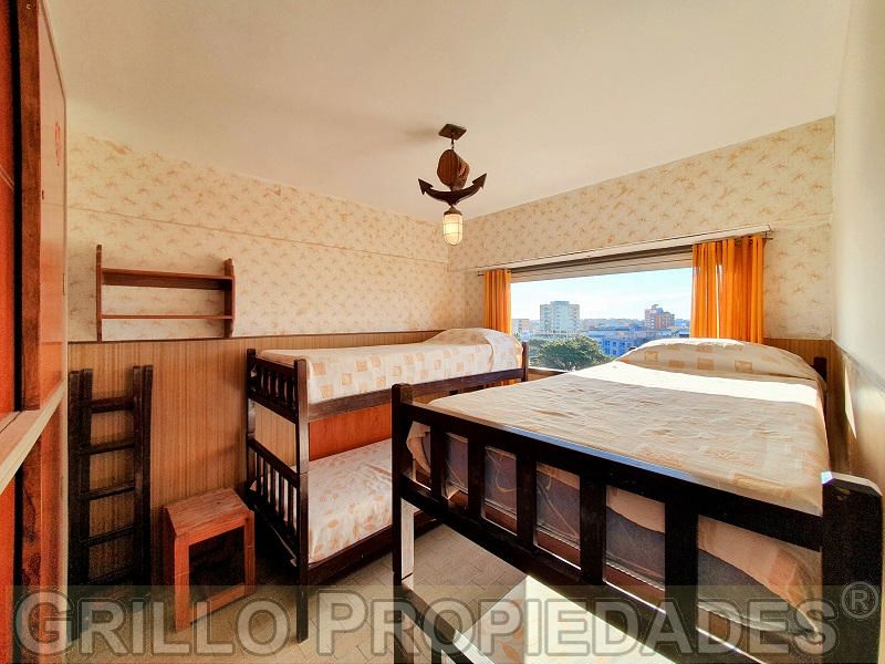 Dormitorio secundario. Vista desde su ingreso. de PostalMarina. Excelente vista al mar